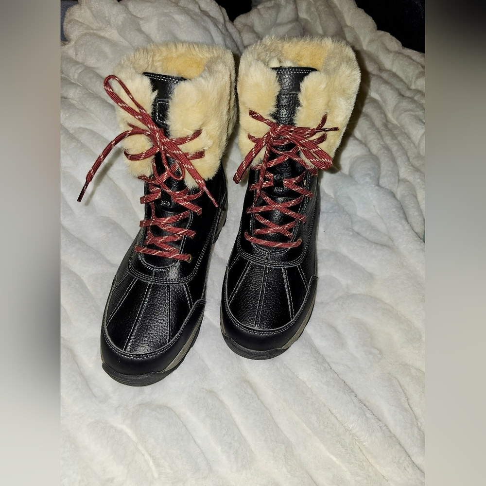 EUC Clarks Winter Boots Women's size 11 wide